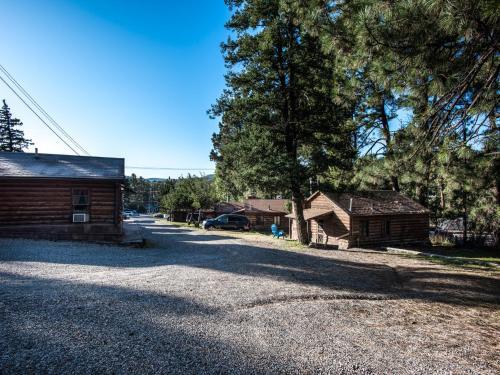 Lodge Pine Cabin, 2 Bedrooms, Fireplace, Midtown, Sleeps 6