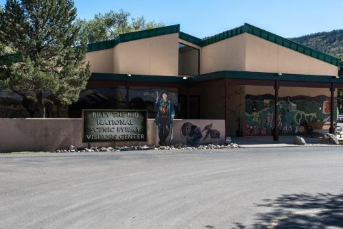 Lodge Pine Cabin, 2 Bedrooms, Fireplace, Midtown, Sleeps 6