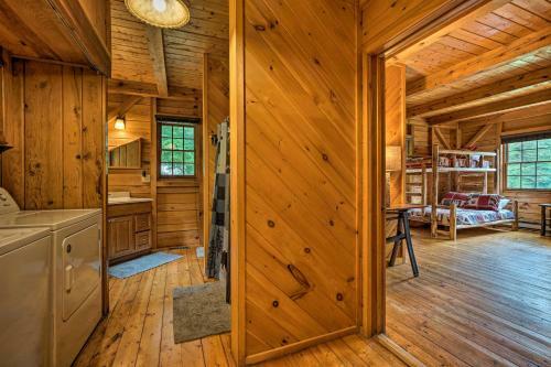 Exquisite Cabin With Deck And Fire Pit, 10 Mi To Lake