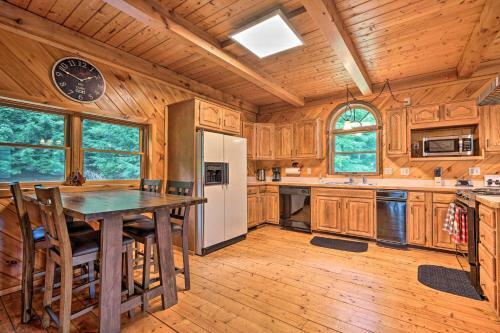 Exquisite Cabin With Deck And Fire Pit, 10 Mi To Lake