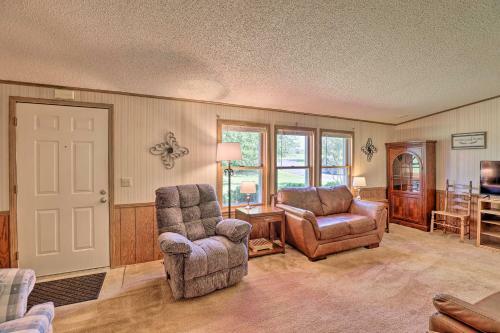 Charming Burdett Home With Grill, Gazebo And Yard