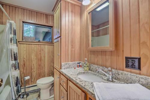 Cozy Adirondacks Cabin Walk To Lake Eaton!