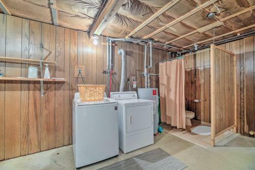 Cozy Adirondacks Cabin Walk To Lake Eaton!