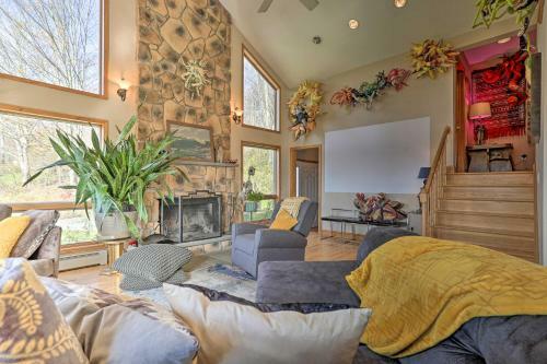 Unique Catskills Hideaway - Walk To Lake Jeff