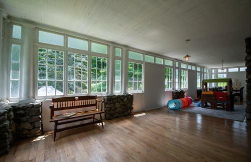 The Twin Lakes House - Lake View