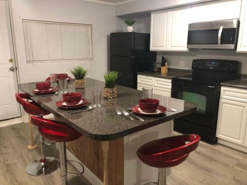 Large Home Accommodates Up To 10 In Niagara Falls (usa)