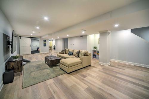 Stunning House With Deck, Game Room And Home Gym!