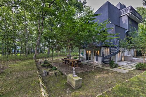 Unique Southampton Getaway With Rooftop Deck!