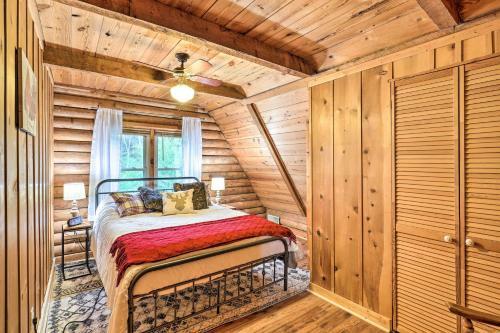 Waynesville Cabin With Deck, Grill And Fire Pit!