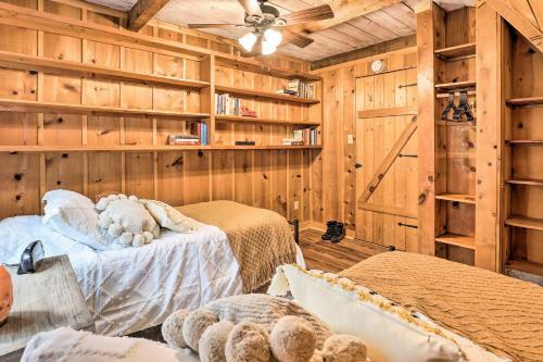 Waynesville Cabin With Deck, Grill And Fire Pit!