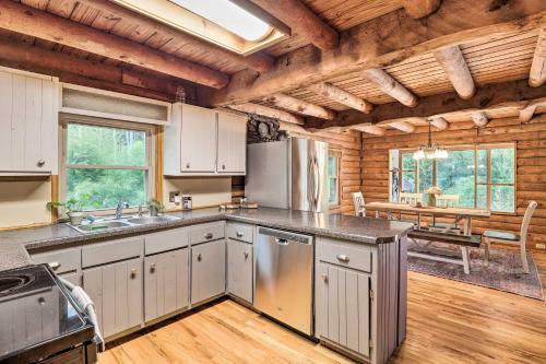 Waynesville Cabin With Deck, Grill And Fire Pit!