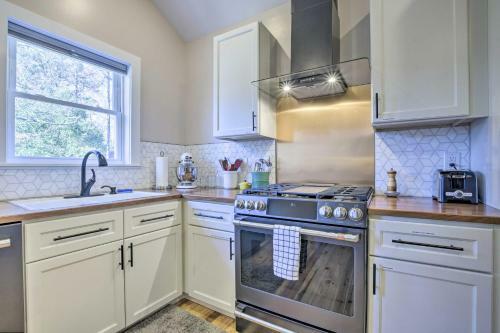 Renovated Carrboro Home With Deck And Fire Pit!