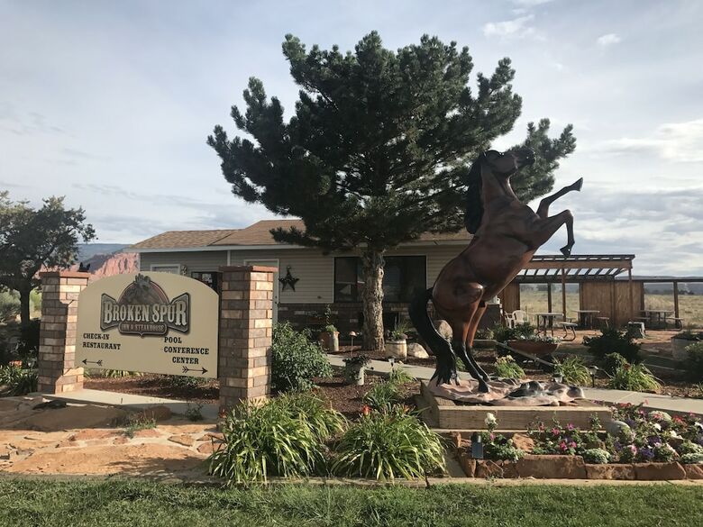 Motel Broken Spur Inn & Steakhouse