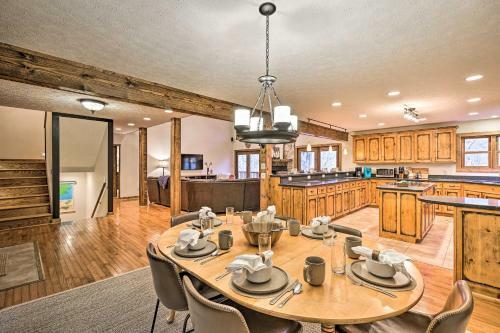 Spacious Elk Park Lodge With Hot Tub And Fire Pit