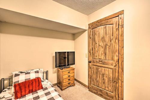 Spacious Elk Park Lodge With Hot Tub And Fire Pit