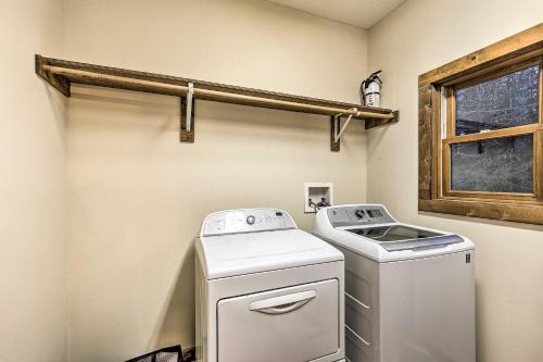 Spacious Elk Park Lodge With Hot Tub And Fire Pit