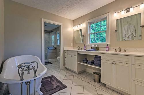 Pet-friendly Getaway On 40 Acre Horse Farm!