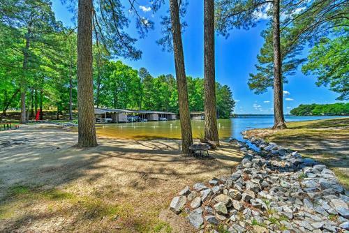 Henrico Hideaway With Lake Access And Boat Slip!