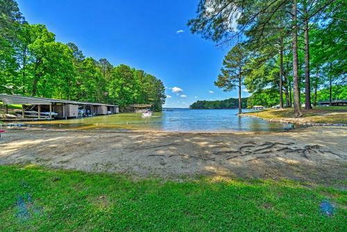Henrico Hideaway With Lake Access And Boat Slip!