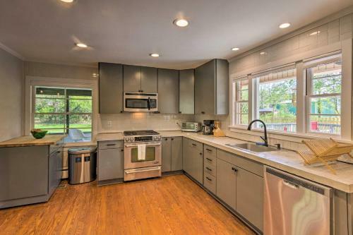 Dog-friendly Home With Yard 1 Mi To Downtown!