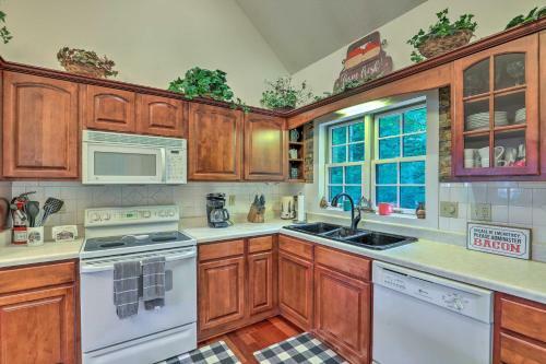 Beautiful Hendersonville Cabin With Mtn Views!