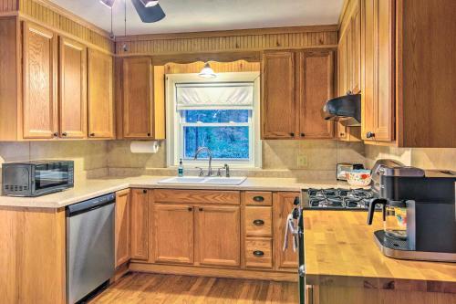 Cute And Cozy Hendersonville Getaway With Yard!