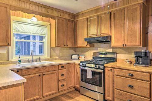 Cute And Cozy Hendersonville Getaway With Yard!