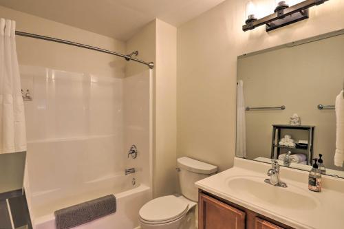 Cozy Hendersonville Home With Deck And Fire Pit!