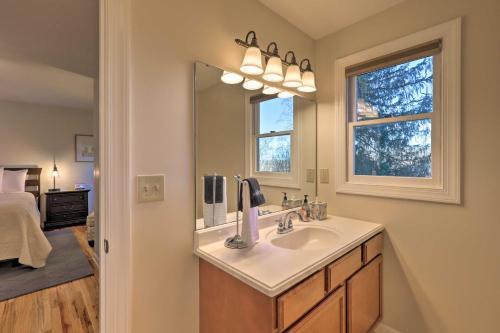 Cozy Hendersonville Home With Deck And Fire Pit!