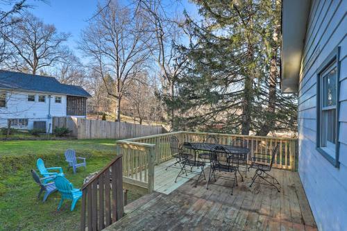 Cozy Hendersonville Home With Deck And Fire Pit!