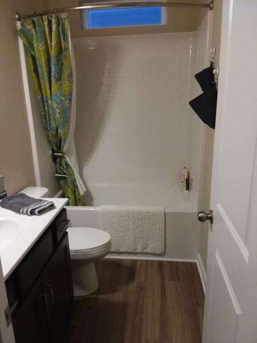 Spacious Contemporary Cottage Home (queen Bdrm)