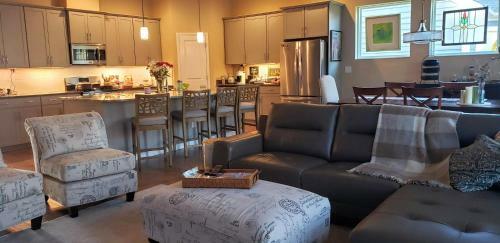 Spacious Contemporary Cottage Home (queen Bdrm)