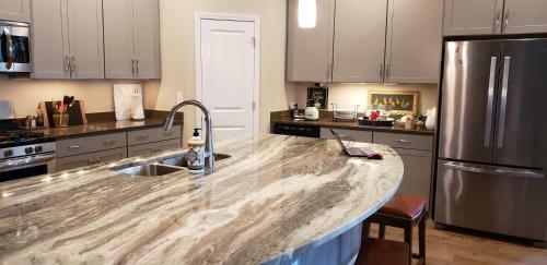 Spacious Contemporary Cottage Home (queen Bdrm)