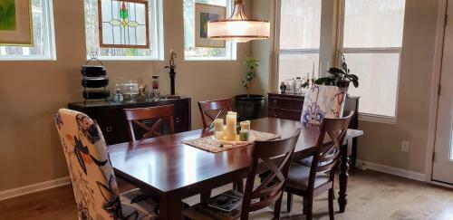 Spacious Contemporary Cottage Home (queen Bdrm)