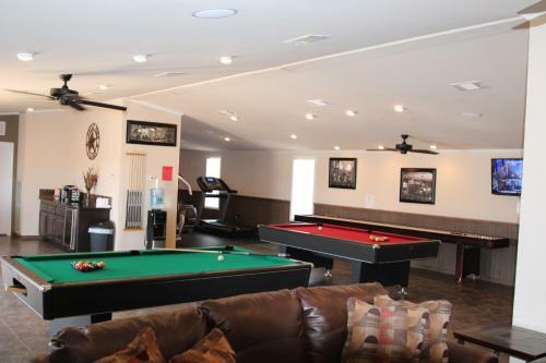 Hostal Eagle Ford Village Suites