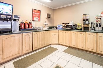 Econo Lodge Inn & Suites Logan