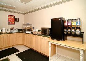 Econo Lodge Inn & Suites Logan