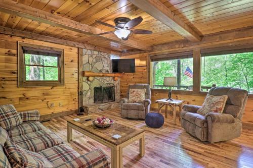 Updated Cabin Less Than 10 Miles To Skiing And Hiking!
