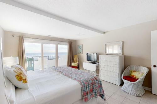 Bogue Shore Club 208
