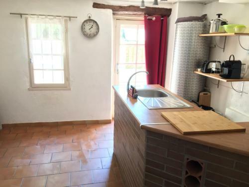 Maison Proven�ale Sur 800m� De Terrain Et Piscine