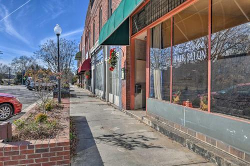 Bright Spencer Apartment - Newly Renovated!