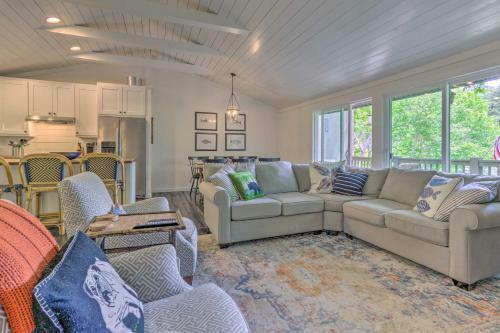 High-end Sapphire Retreat On Fairfield Lake!
