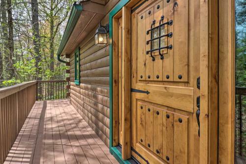 Make Your Mark Cozy Sapphire Cabin With Hot Tub!