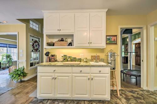 Cottage Garden Home With Screened Patio And Yard!
