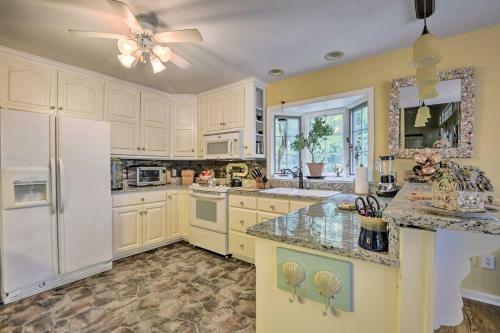 Cottage Garden Home With Screened Patio And Yard!