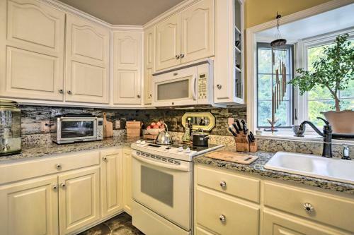 Cottage Garden Home With Screened Patio And Yard!
