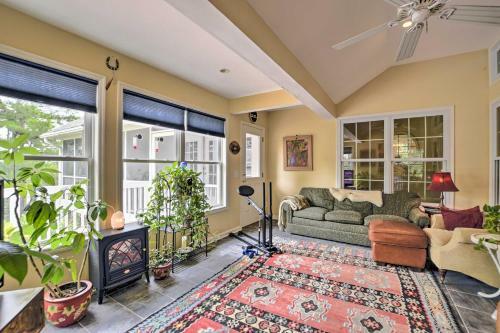 Cottage Garden Home With Screened Patio And Yard!