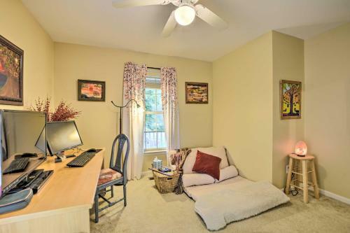 Cottage Garden Home With Screened Patio And Yard!