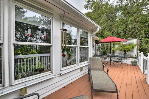 Cottage Garden Home With Screened Patio And Yard!