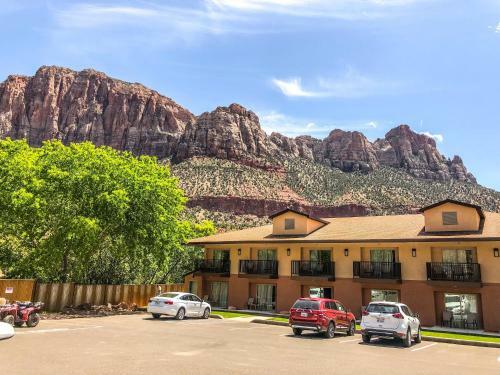 Hotel Bumbleberry Inn